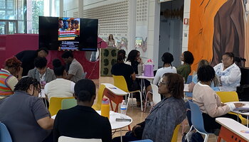 Students, family, and art backdrop at Siebel Center for Design (photo 2)